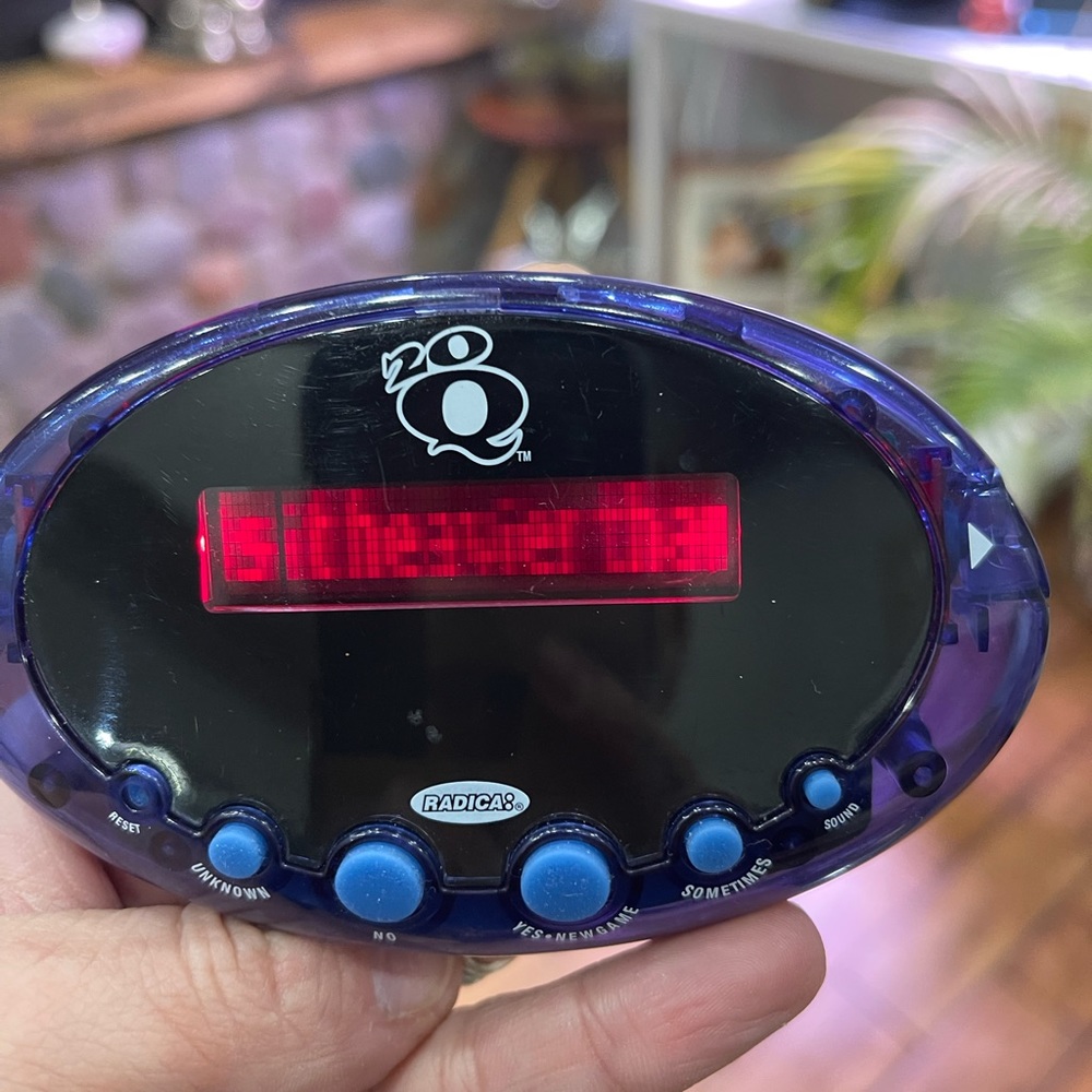 2004 Radica Game 20Q 20 Questions Electronic Oval Handheld Game WORKING